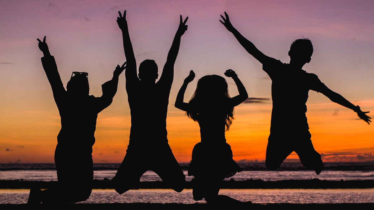 silhouette-of-people-jumping-935835